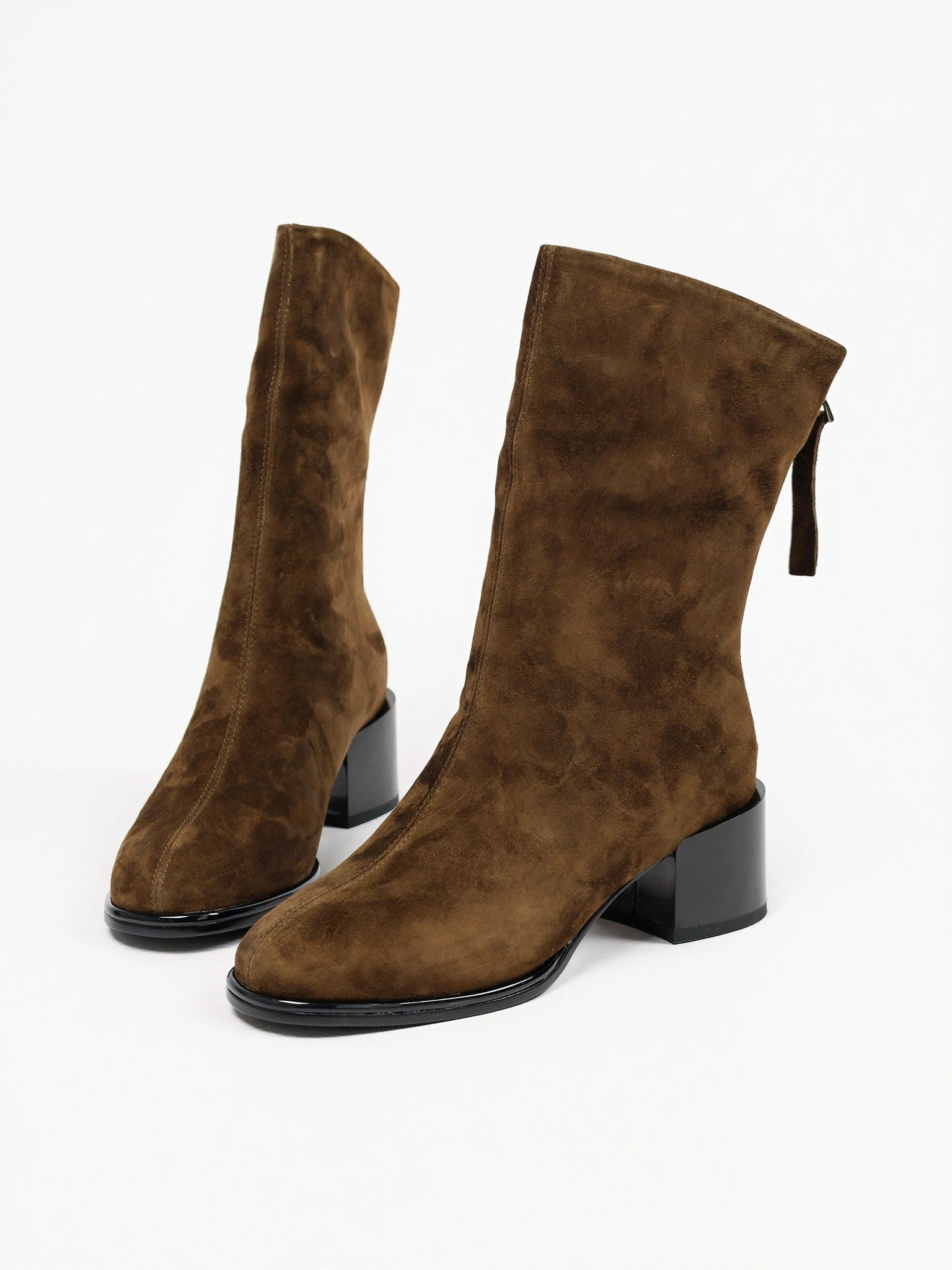 Полусапоги оливкового цвета на низком широком каблуке